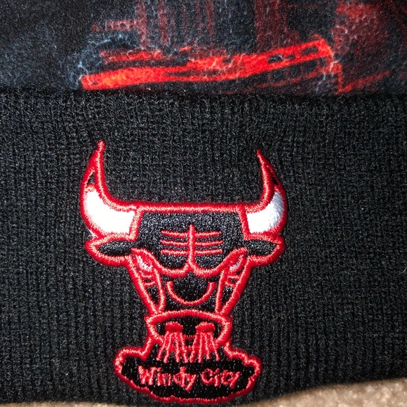 chicago bulls beanie with Pom - Picture 3 of 4